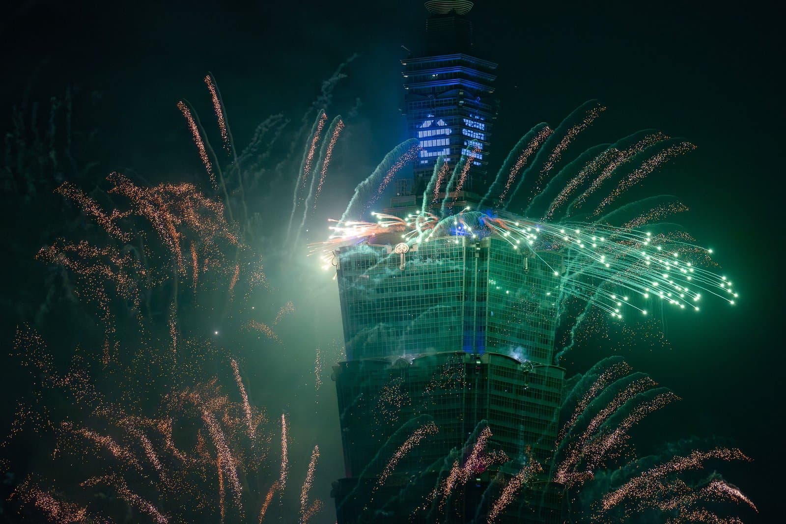 Новогодишни фойерверки около Taipei 101 в Тайпе