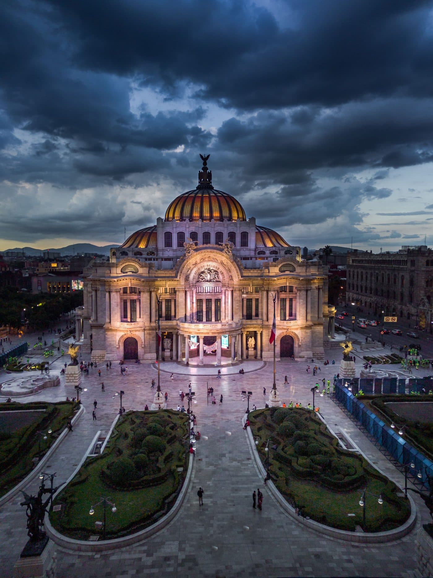 Palacio de Bellas Artes в Мексико Сити при залез